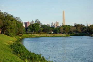 Obraz premium Sao Paulo, Brazil: ibirapuera park lake, obelisk on background