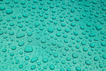 Krople deszczu na zielonej karoserii - obrazy, fototapety, plakaty