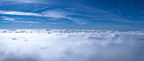 Obraz premium Panoramic view above the inverse clouds.