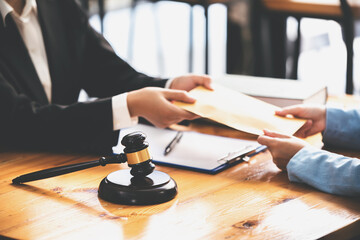 central judge Take bribes from customers at the courtroom tables.