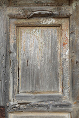 Fototapeta na wymiar puerta de madera vieja quemada por el sol gris pueblo almería 4M0A4616-as21