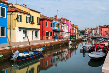 Obraz na płótnie Canvas The magical colors of Burano and the Venice lagoon 