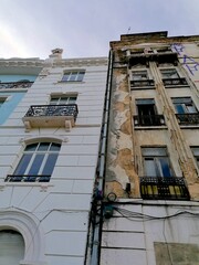 sanierter Altbau neben unrasiertem Altbau