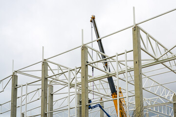 crane with telescopic boom in the assembly of metal structures of an industrial building