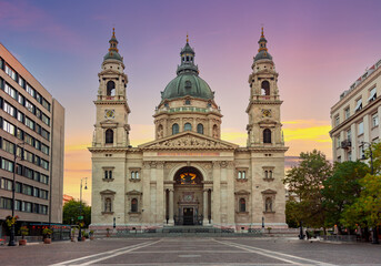 Fototapeta na wymiar St. Stephen's basilica in center of Budapest, Hungary(translation 