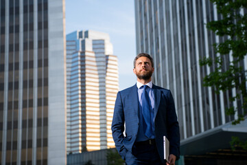 Fototapeta premium Businessman stand up and night city background.
