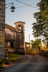 Fototapeta na wymiar Autumn among the vineyards and the ancient village of Villafredda. Friuli.