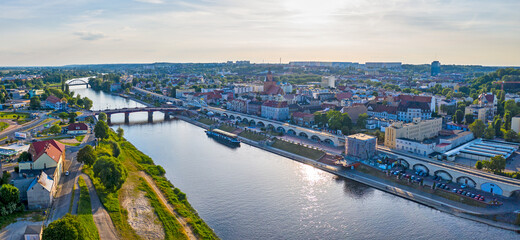 Letnia panorama centrum miasta Gorzów Wielkopolski, widok na Most Staromiejski, wieżę Dominanta, Spichlerz i bulwar nad rzeką Warta	
