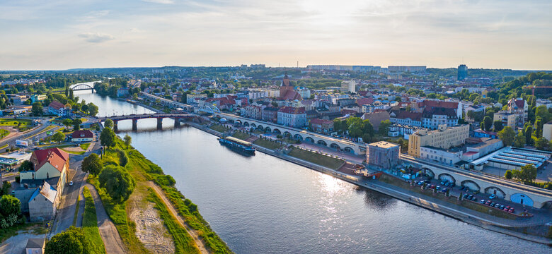 Letnia panorama centrum miasta Gorz&oacute;w Wielkopolski, widok na Most Staromiejski, wieżę Dominanta, Spichlerz i bulwar nad rzeką Warta	
