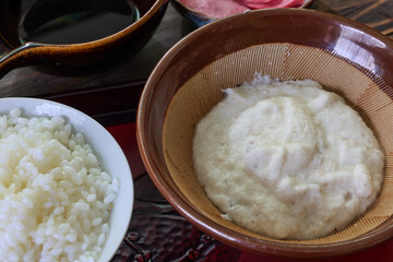 すり鉢に入ったすりおろした山芋