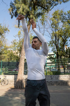 Jugador latino de baloncesto encestando bal&oacute;n de basquetbol