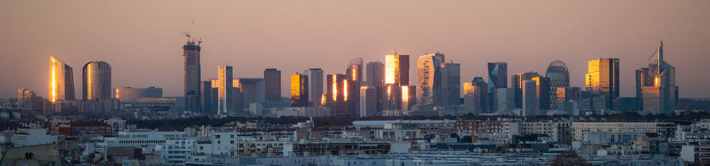 Fototapeta premium Panorama du quartier de la défense à l'heure dorée