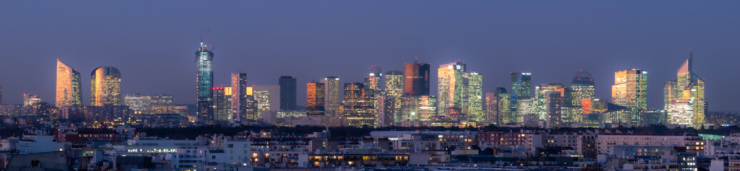 Fototapeta na wymiar Panorama du quartier de la défense à l'heure bleue