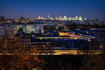 Obraz premium Quartier de la Défense au loin de nuit, au premier plan Issy les Moulineaux