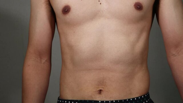 ダイエットに成功した裸の日本人男性