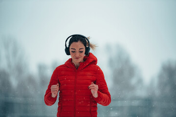 Fototapeta na wymiar Attractive and athletic young woman working out on a cold winter day