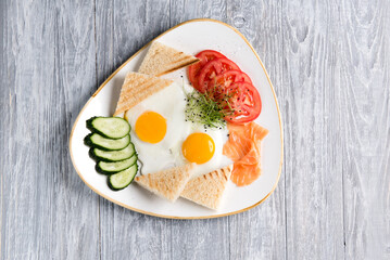 fried eggs with tomato