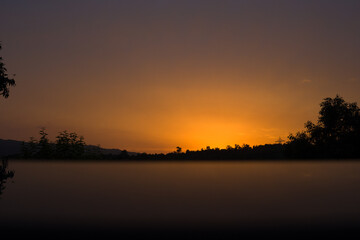 Obraz premium Beautiful sunset photo with reflection in golden hour