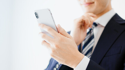 スマートフォンを使うビジネスマン