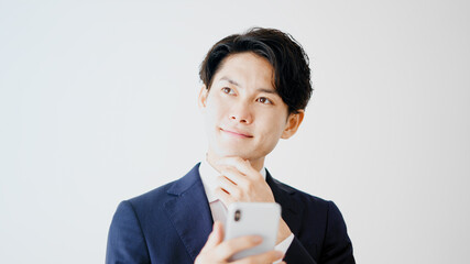 スマートフォンを使うビジネスマン
