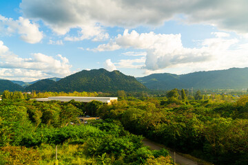 Naklejka premium mountain hill landscape view with blue sky and sunlight