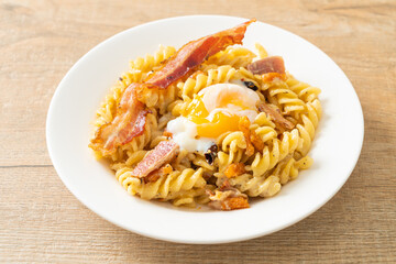 carbonara fusilli pasta spicy bacon