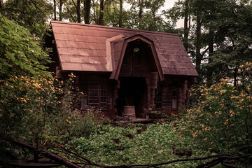 森の中の小屋