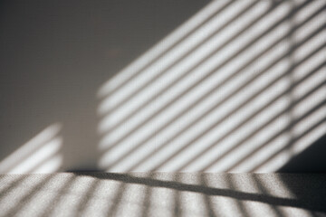 窓辺のブラインドの影