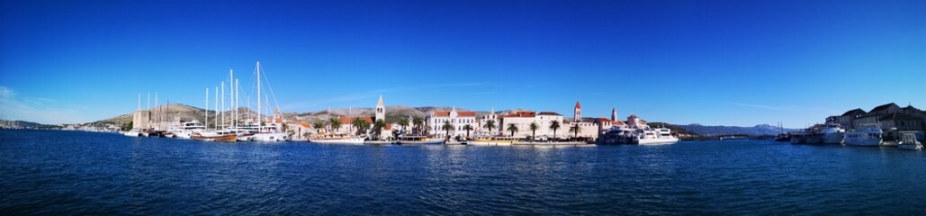 Trogir Kroatien Panorama, Altstadt und Strand - 470989648