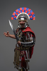 Obraz premium Screaming roman soldier dressed in steel armor and plumed helmet