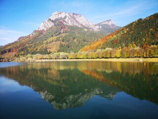 Bergsee Österreich im Herbst mit wunderschöner Spiegelung im See