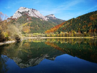 Alpensee in Österreich im Herbst mit wunderschöner Spiegelung