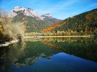 Obraz premium Alpensee in Österreich im Herbst mit wunderschöner Spiegelung
