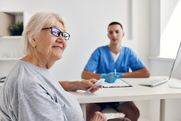 Obraz premium old woman talking to the doctor in the medical office