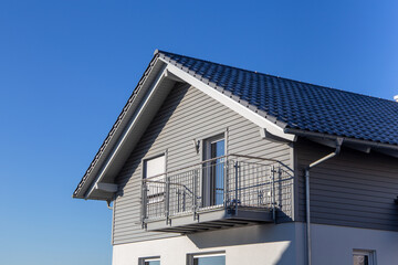 Wohnhausfassade mit Holzpaneelen