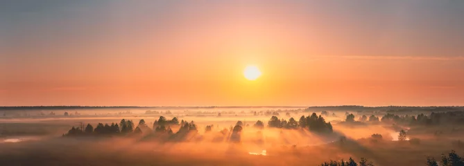 Incroyable paysage brumeux au coucher du soleil. Vue panoramique du ciel brumeux du matin avec soleil levant au-dessus de la forêt brumeuse et de la rivière. Nature Au Début De L& 39 été De L& 39 Europe De L& 39 Est. Panorama