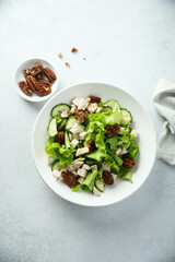 Green salad with chicken, pecan and sun dried tomatoes