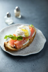Poached egg with smoked salmon on toast