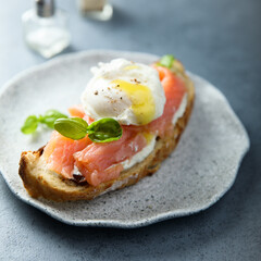 Poached egg with smoked salmon on toast