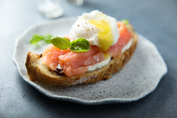 Poached egg with smoked salmon on toast