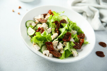 Green salad with chicken, pecan and sun dried tomatoes