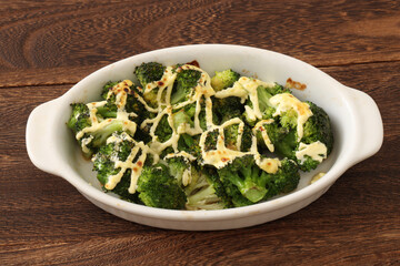 ブロッコリーの箱船風　(素揚げ生姜醤油味)