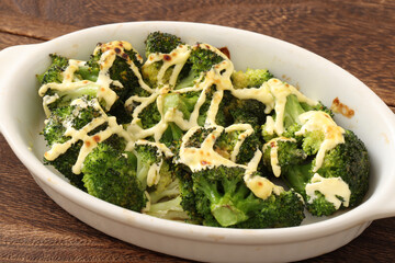 ブロッコリーの箱船風　(素揚げ生姜醤油味)