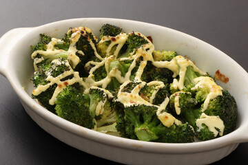 ブロッコリーの箱船風　(素揚げ生姜醤油味)