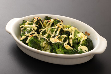 ブロッコリーの箱船風　(素揚げ生姜醤油味)