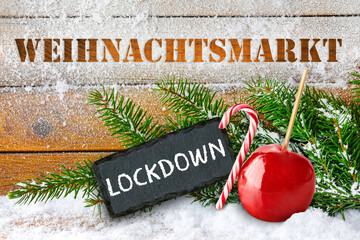 Dekoration Weihnachtsmarkt und Schild mit Corona Lockdown in der Pandemie