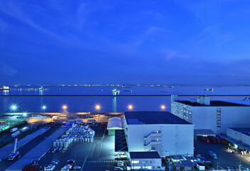 京浜工業地帯川崎マリエンから見る東京湾と木更津のブルーアワーの夜景