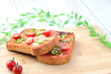 光が降り注ぐ爽やかな朝｜ピザトースト