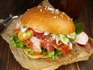Krustenbraten Brötchen mit Senf - Hamburger