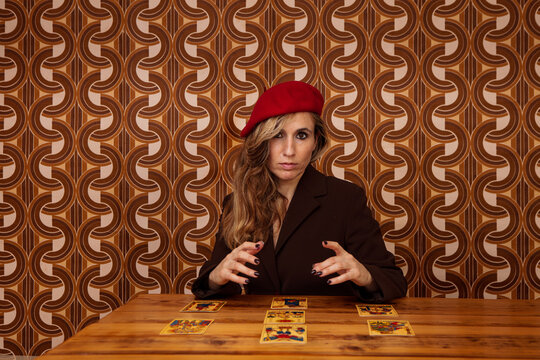 cartomante, magia, tarocchi, tarocchi di marsiglia, futuro, carte, morte, zingara, paranormale, carta da parati, anni 60, design, spia, donna, bambina, a scacchi, dramma, persone, vintage, adolescente